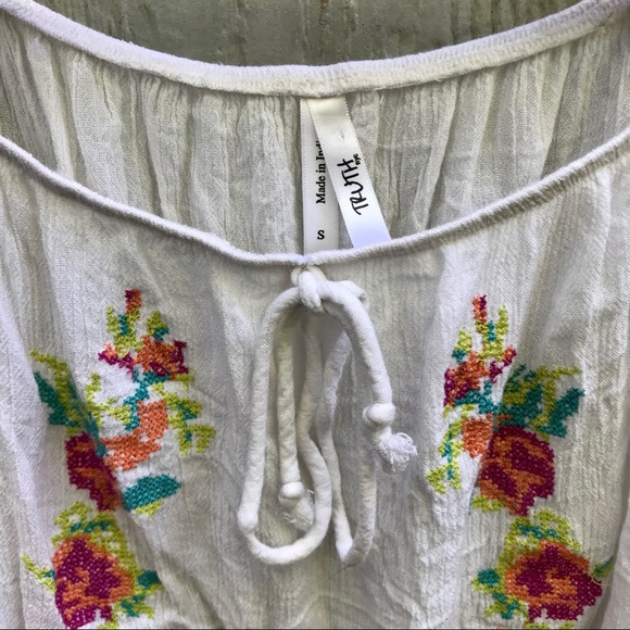 !SOLD! floral embroidery boho peasant croptop - Picture 3 of 5